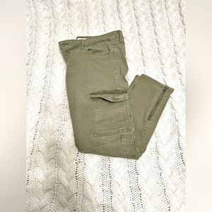 ✨ ✨Green Levi Cargo Pants. Good/Fair condition, lightly worn.✨✨